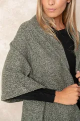 Pashmina de textura suave en color bordó, con diseño rectangular y terminaciones con flecos en los extremos.