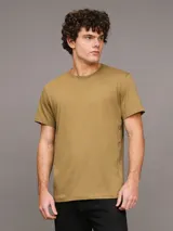 Remera color ocre de algodón con cuello redondo y mangas cortas. Cinta con logo en espiguilla de Calvin Klein en los laterales.