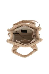 Cartera tipo tote bag de Las Oreiro, confeccionada en material efecto gamuza color beige con detalles de textura tipo corderito en las asas y bordes. Incluye un parche frontal con el logo de la marca y correa ajustable.