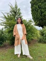 Kimono largo color crema con estampado de lunares marrones, confeccionado en tussor de algodón.