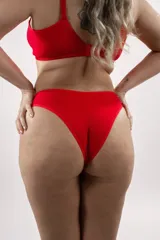 Bombacha básica de tiro medio confeccionada en algodón elastizado, en color blanco.