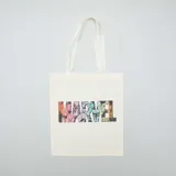 Tote bag de tela color crudo con estampado del logo de Marvel en letras rellenas con imágenes de personajes de cómics en tonos pastel.