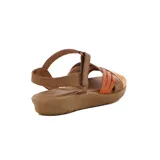 Sandalias bajas de cuero color marrón con tiras cruzadas combinadas en tonos marrón, naranja y beige.