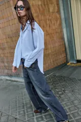 Camisa de manga larga con cuello solapa y cierre frontal de botones, confeccionada en tejido de algodón con estampado de cuadros vichy en tonos azul y blanco.