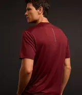 Remera deportiva masculina de manga corta con cuello redondo, confeccionada en tejido técnico con tecnología Dry para mayor transpirabilidad. Presenta detalles reflectantes en los hombros y un diseño liso en color verde melange.