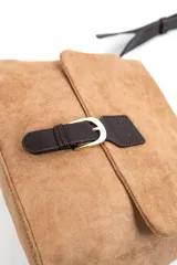 Cartera de gamuza y cuero sintético negro, con solapa frontal, tira ajustable para el hombro y detalle de hebilla metálica dorada en el cierre.