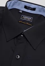 Camisa de vestir negra Arrow de manga larga, con cuello italiano y cierre frontal con botones. Ideal para atuendos formales o de oficina.