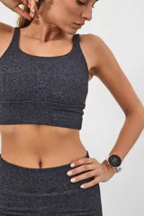 Top deportivo verde oliva con espalda cuadrada y corte ancho debajo del busto.