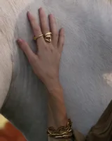 Pulsera de diseño artesanal elaborada eslabón por eslabón a mano, con eslabones circulares texturados de metal dorado y cadena regulable.