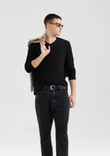 Camiseta unisex de manga larga color beige, con escote en V.