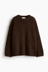 Buzo de corte oversized confeccionado en punto suave con mezcla de lana y mohair. Presenta diseño de hombros caídos, cuello redondo y terminaciones acanaladas en cuello, puños y ruedo.