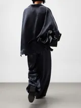 Pantalón ancho de pierna recta, color gris oscuro, confeccionado en acetato con textura arrugada y brillo satinado. Posee cintura elástica ajustable con cordón y bolsillos traseros.