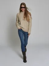 Sweater de tejido grueso con diseño de ochos y cuello alto, de corte holgado y manga larga.