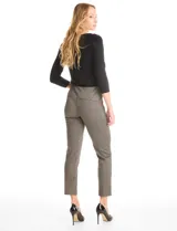 Pantalón de corte slim con estampado de cuadros tipo gales, confeccionado en tejido elastizado. Presenta una pretina ancha y plana de diseño pull-on que ofrece un ajuste cómodo y estilizado.