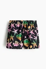 Short de baño negro con estampado de peces y estrellas de mar, con cintura elástica y cordón de ajuste.