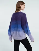 Sweater tejido de cashmere con escote en V y mangas largas. Diseño con degradado de color en tonos azul, violeta y lila.