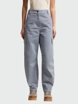 Pantalones de estilo cargo confeccionados en tejido de cambray color gris azulado. Presentan un corte holgado, bolsillos laterales con solapa y cierre frontal con botón y cremallera.