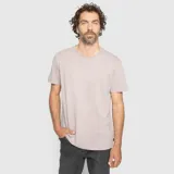 Remera de manga corta con cuello redondo, confeccionada en algodón orgánico con textura slub. Presenta un diseño minimalista de corte clásico.
