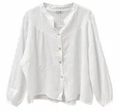 Blusa blanca de lino de manga larga con cuello en V y cierre frontal abotonado.