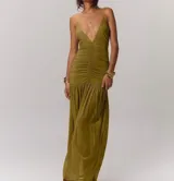 Vestido largo color verde oliva, con escote en V profundo, tirantes finos y fruncido en el corpiño. La falda es suelta y fluida.