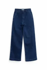 Jean de corte recto y tiro alto, confeccionado en denim azul oscuro con costuras reforzadas y cierre frontal con botón.