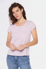 Remera color lila con cuello redondo, manga corta, bolsillo en el pecho y cierre parcial con botones.