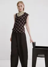Pantalón marrón de corte recto y tiro medio, confeccionado en mezcla de lyocell y viscosa. Cuenta con bolsillos laterales y bolsillos traseros con solapa.
