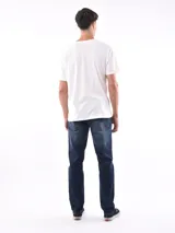 Remera negra con bolsillo en el pecho y diseño geométrico en gris en el hombro y lateral.