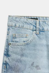 Jeans Z1975 de tiro medio y pernera recta con diseño de cinco bolsillos, cierre frontal con cremallera y botón, y delicado estampado floral en tonos azules.