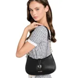 Cartera tipo hobo Guess modelo Carrie, color negro, con diseño compacto y cierre superior. Presenta detalle de logo G metálico en el frente, correa con eslabones dorados y acabado en cuero sintético.