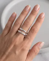 Anillo doble de plata 925, compuesto por una banda superior lisa y pulida, y una banda inferior con textura martillada.