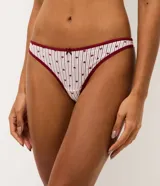 Kit de dos bombachas tipo bikini marca Lov, confeccionadas en algodón con elastano. Incluye una pieza lisa color bordó y una pieza estampada con rayas verticales y corazones pequeños, ambas con detalle de lazo frontal.