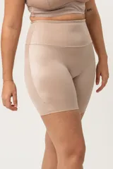 Calza modeladora color piel, tiro alto, confeccionada en lycra reforzada en la zona abdominal.