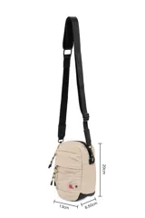 Bandolera porta celular negra de poliéster con múltiples cierres y correa ajustable.