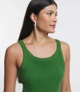 Vestido corto de ajuste al cuerpo confeccionado en tejido de rib con textura acanalada. Presenta escote redondo y breteles anchos.