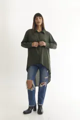 Camisa color beige de manga larga con cuello clásico, cierre frontal con botones y bajo irregular.