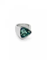 Anillo plateado con cristal verde en forma de triángulo.