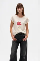 Remera de manga corta de algodón, de corte holgado y cuello a la base. Presenta un estampado frontal en el pecho con forma de corazón y encaje, con la inscripción "La Dolce Vita".