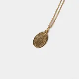 Conjunto de cadena fina y dije ovalado con la imagen de la Virgen Milagrosa, ambos realizados en oro 18k.
