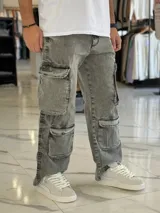 Pantalón de jean estilo cargo, color azul, de corte ancho y holgado, con múltiples bolsillos laterales en muslos y pantorrillas.