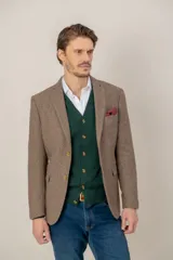 Saco de vestir con diseño de espiga en color marrón, confeccionado en mezcla de lana y seda. Presenta solapas clásicas, cierre frontal de dos botones y bolsillos laterales con solapa.