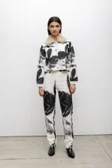 Chaqueta de denim de algodón con estampado gráfico en blanco y negro, cuello con detalle de piel sintética y cierre frontal con botones.