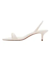 Sandalias de tacón fino bajo tipo kitten heel, color marfil, con tira delantera fina y tira ajustable en el talón.