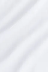 Top blanco de microfibra, corte entallado, con tirantes finos y escote redondo.