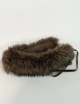 Cuello de piel sintética en tono beige con textura suave y voluminosa, diseñado para abrigar la zona del cuello.