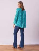 Blusa de gasa estampada con flores, marca Grand & Greene. Tiene cuello a la base, escote en V y abertura con botones.