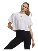 Remera corta Under Armour de corte boxy, color blanco, con cuello redondo y el logo pequeño de la marca impreso en el centro del pecho.