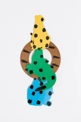 Pendientes colgantes con forma de animales de la jungla: leopardo amarillo, aro marrón, lagarto verde y figura abstracta azul.