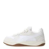 Championes urbanos Puma modelo Park Luna OG, con diseño en tonos beige y blanco. Presentan una combinación de cuero y gamuza, con la icónica franja lateral de la marca y suela de goma color caramelo.