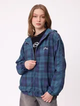 Rompevientos con capucha, cierre frontal y diseño a cuadros en tonos azules. Presenta puños elásticos, cordones ajustables en la capucha y logo de la marca bordado en el pecho.